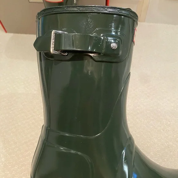 Hunter women’s original short gloss rain boots in dark olive, size 7 - Picture 3 of 11